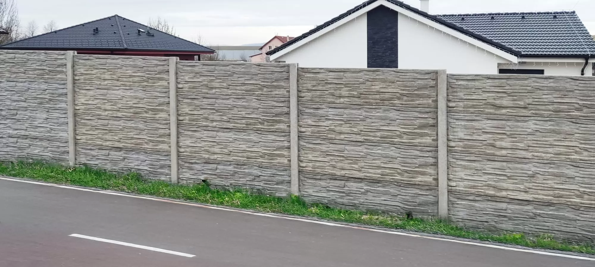Příprava terénu pro betonový plot: Základy úspěšné instalace