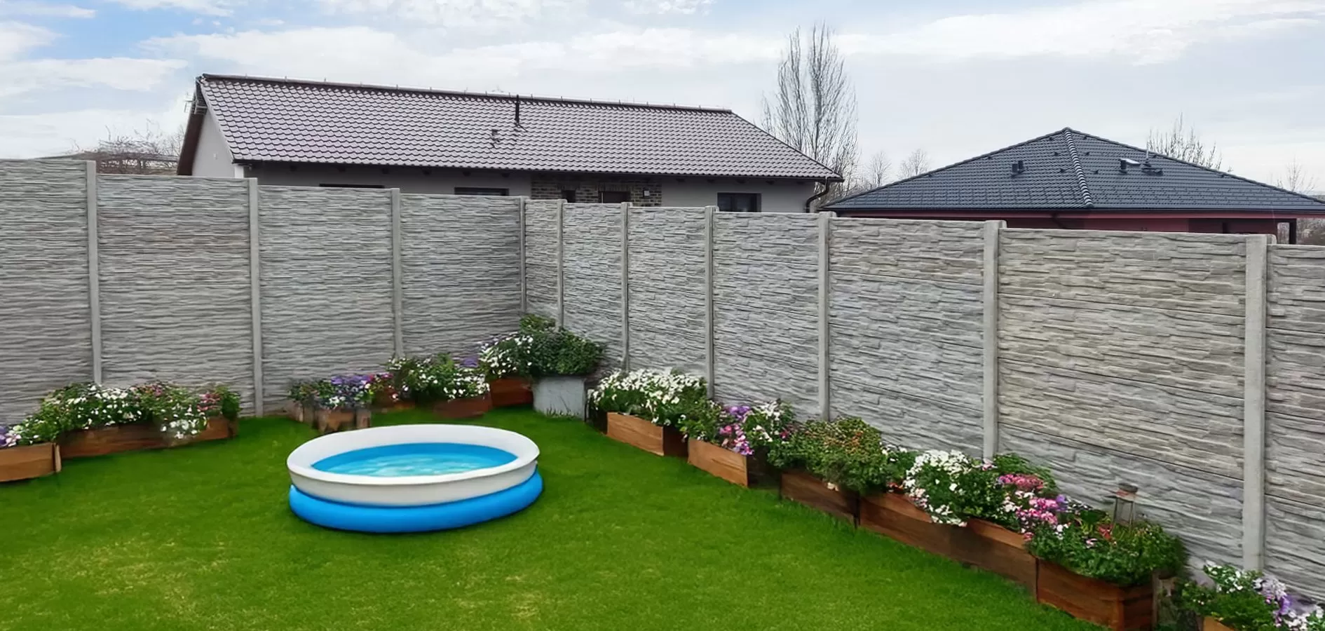 Beton vs. Holz: Welcher Zaun hält Sommerwetter besser stand?