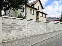 Betonová stříška na plotě se v zimě vyplatí