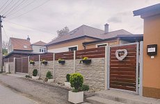 Čištění betonového plotu: Jak ho zbavit mechu a zimní špíny bez poškození?