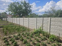 Betonový plot a podhrabové desky: Nenápadný detail, který zachrání vaši zahradu i rozpočet
