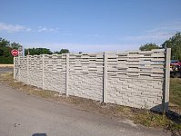 Stavba betonového plotu svépomocí vs. montáž na klíč?