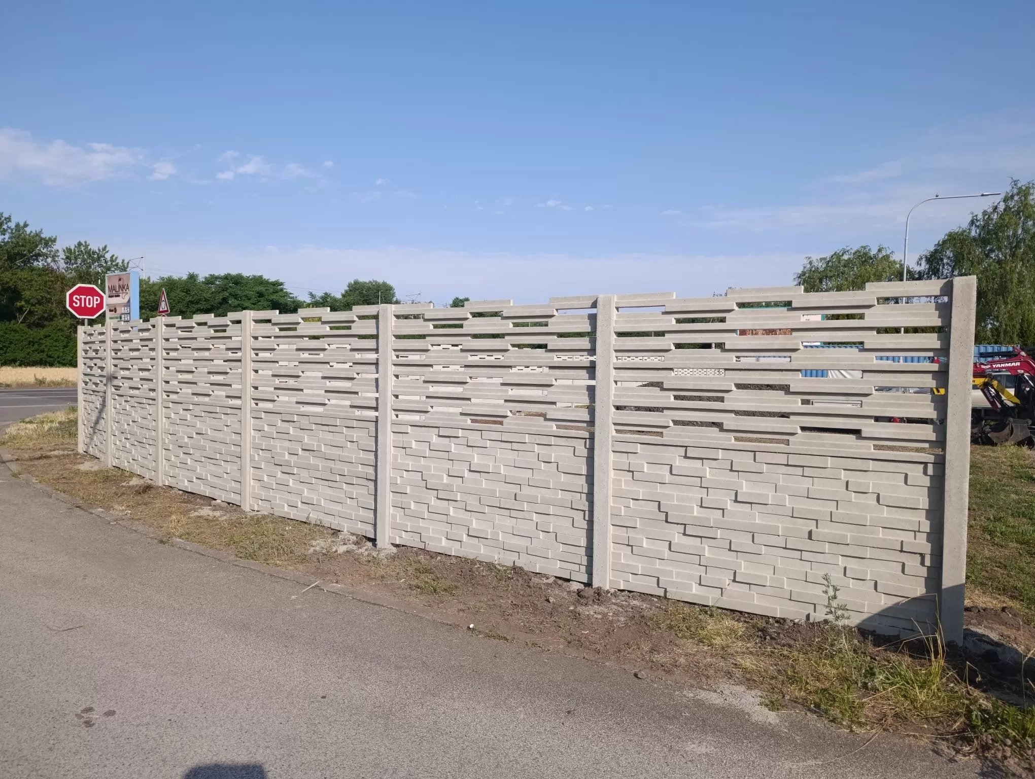Stavba betonového plotu svépomocí vs. montáž na klíč?