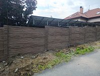 Bílý povlak na novém betonovém plotu?